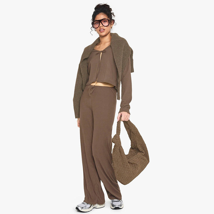 Dame komfortabel strikkedress med cropped jakke og vide buksebein Skjora