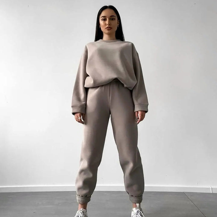 Dame uformell sweatshirt og jogger-sett laget av mykt materiale med elastisk midjebånd og høy bærekomfort Skjora