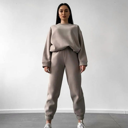 Dame uformell sweatshirt og jogger-sett laget av mykt materiale med elastisk midjebånd og høy bærekomfort Skjora