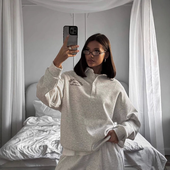 Kvinnes uformelle polo genser med en uformell passform og kontrasterende detaljer Skjora