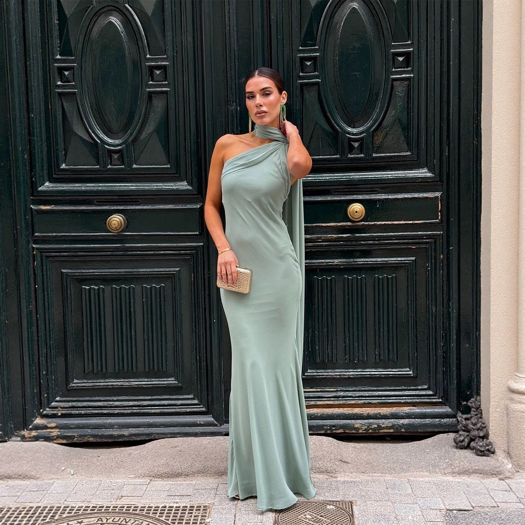 Kvinne Elegant, En-sidet Strapless Maxi Kjole med Flytende Stoff og Chic Nakkesjal Skjora