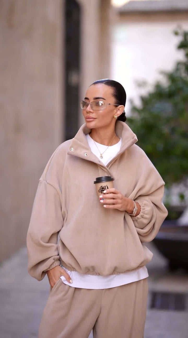Dame koselig oversized fleece genser med høy krage og elegant snøreapplikasjon Skjora