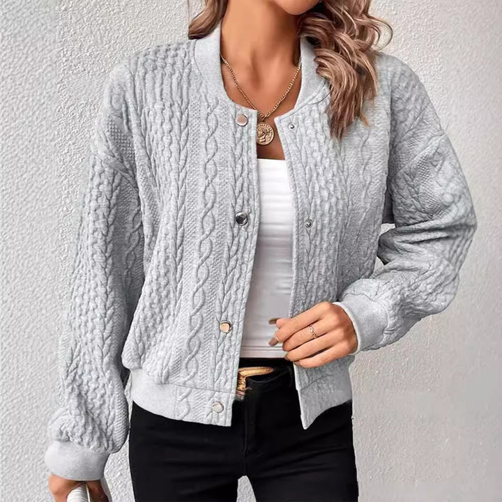 Kvinnens cardigan med elegant flette strikk mønster og trykknapp lukking Skjora
