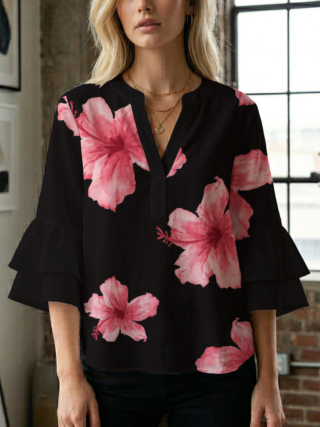 Dame bluse med voluminøse rysjermer og moderne motiv Skjora