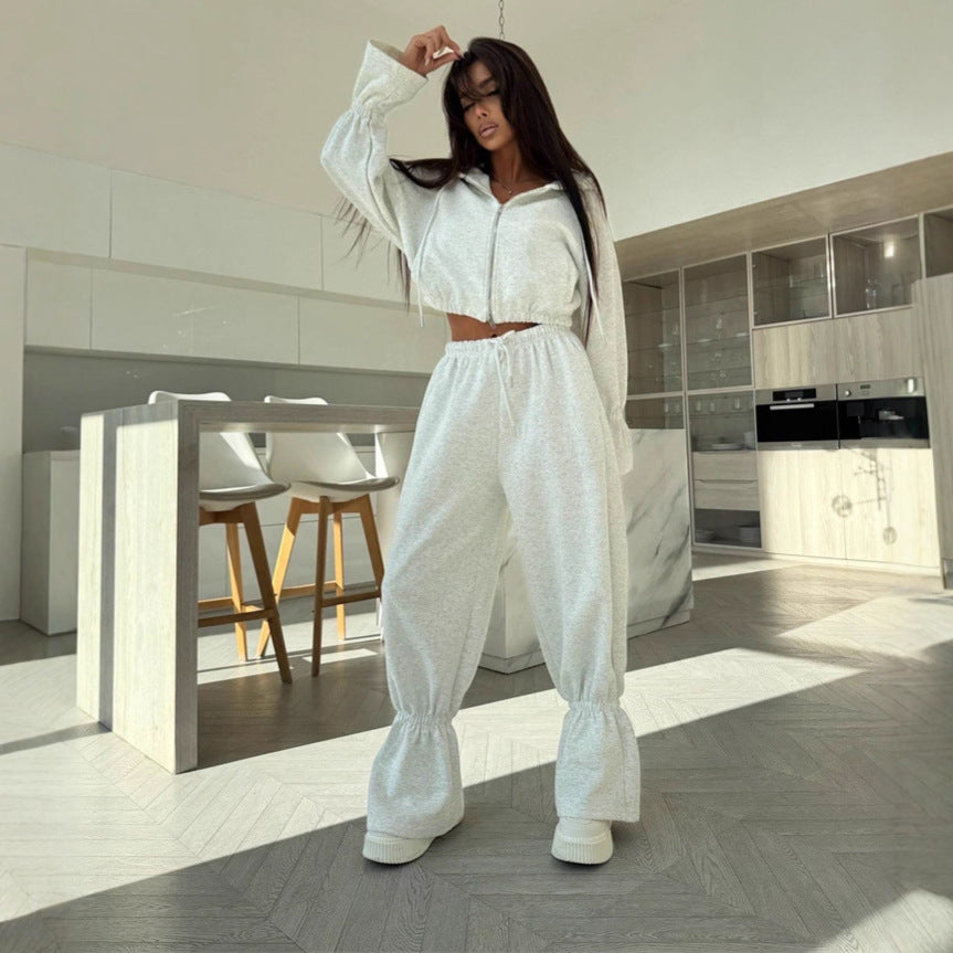 Damer sporty to-dels sett med cropped hettegenser og vide bukser Skjora