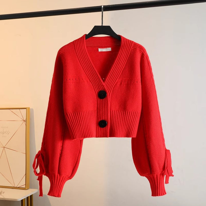 Kvinnes fashionable cardigan med voluminøse ermer og knappdetaljer Skjora