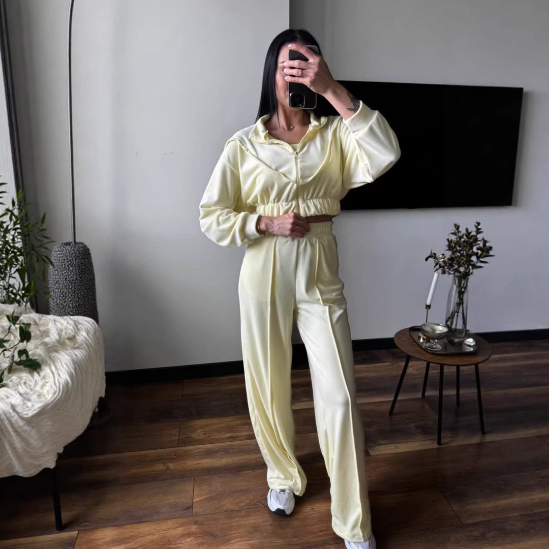 Kvinnes loungewear sett laget av luksuriøs velur med kort jakke og brede bukser