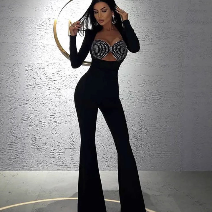 Kvinnens glamorøse jumpsuit med glitrende rhinestein detaljer og tettsittende snitt