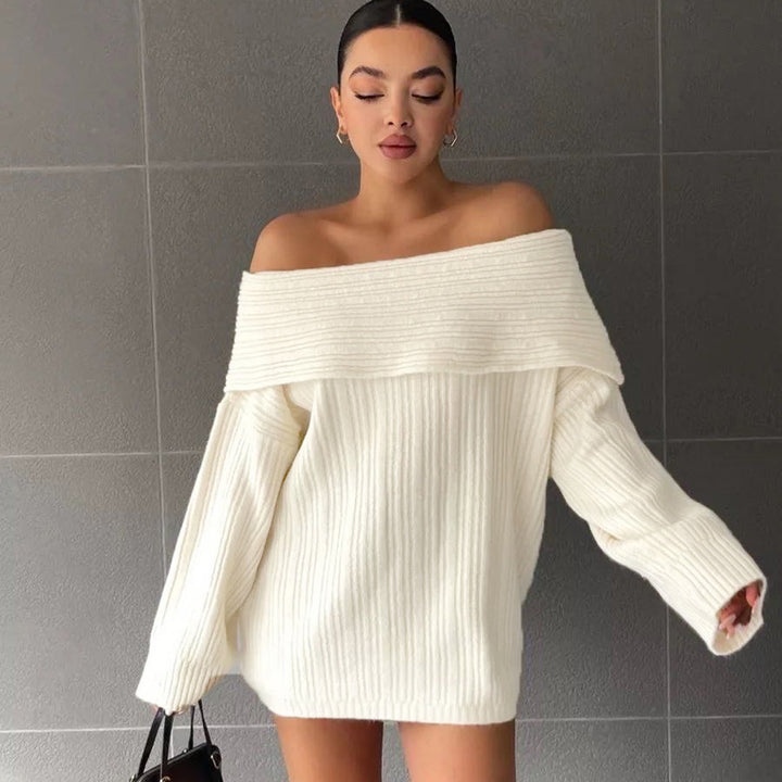 Kvinne oversized strikkegenser med av-shoulder design og fin ribbestruktur Skjora