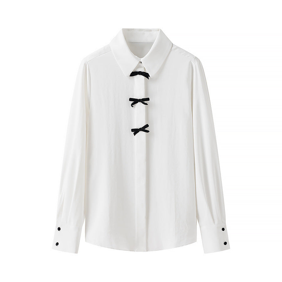 Kvinnens klassiske bluse med dekorative knuter og elegante detaljer Skjora