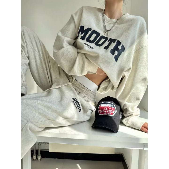 Kvinne sett med kort sweatshirt og komfortable joggebukser Skjora