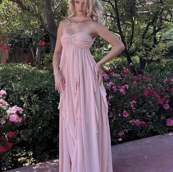 Damen Elegantes Maxi-Kleid mit asymmetrischem Saum und zarten Rüschendetails Skjora