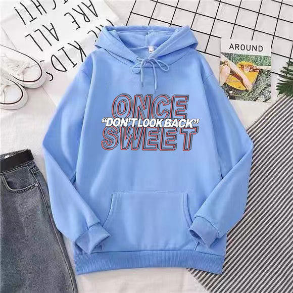 Dame hoodie med moderne motiv og behagelig passform Skjora