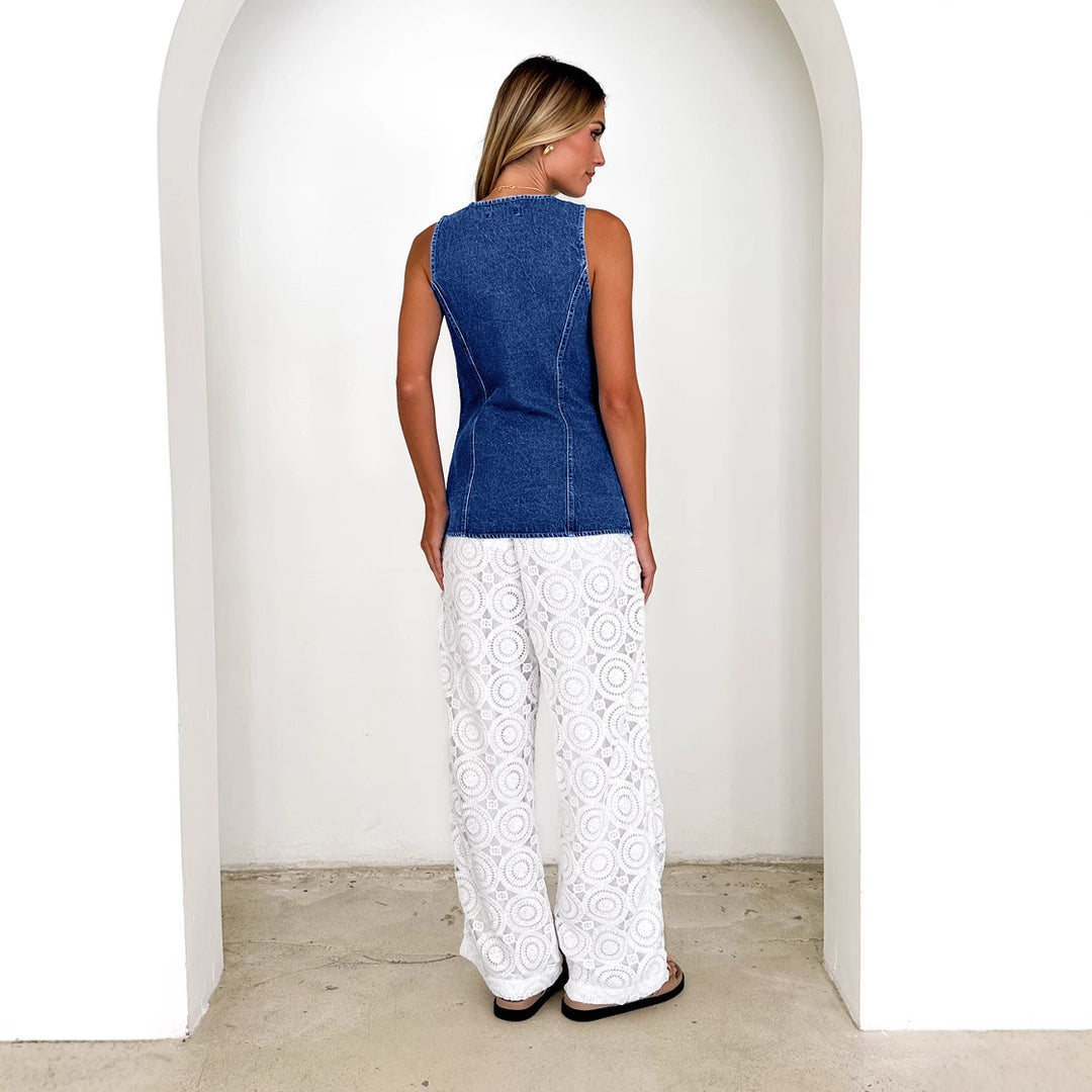 Kvinnes jeans vest i en moderne passform og praktiske lommer