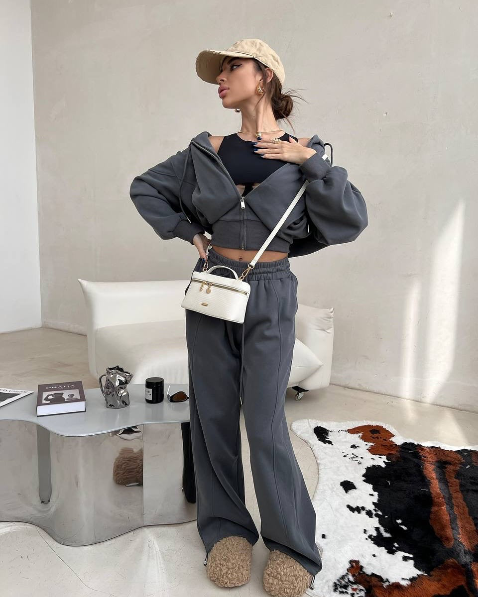 Kvinnelig komfortabel og elegant loungewear-sett med hettegenser og vide bukser Skjora