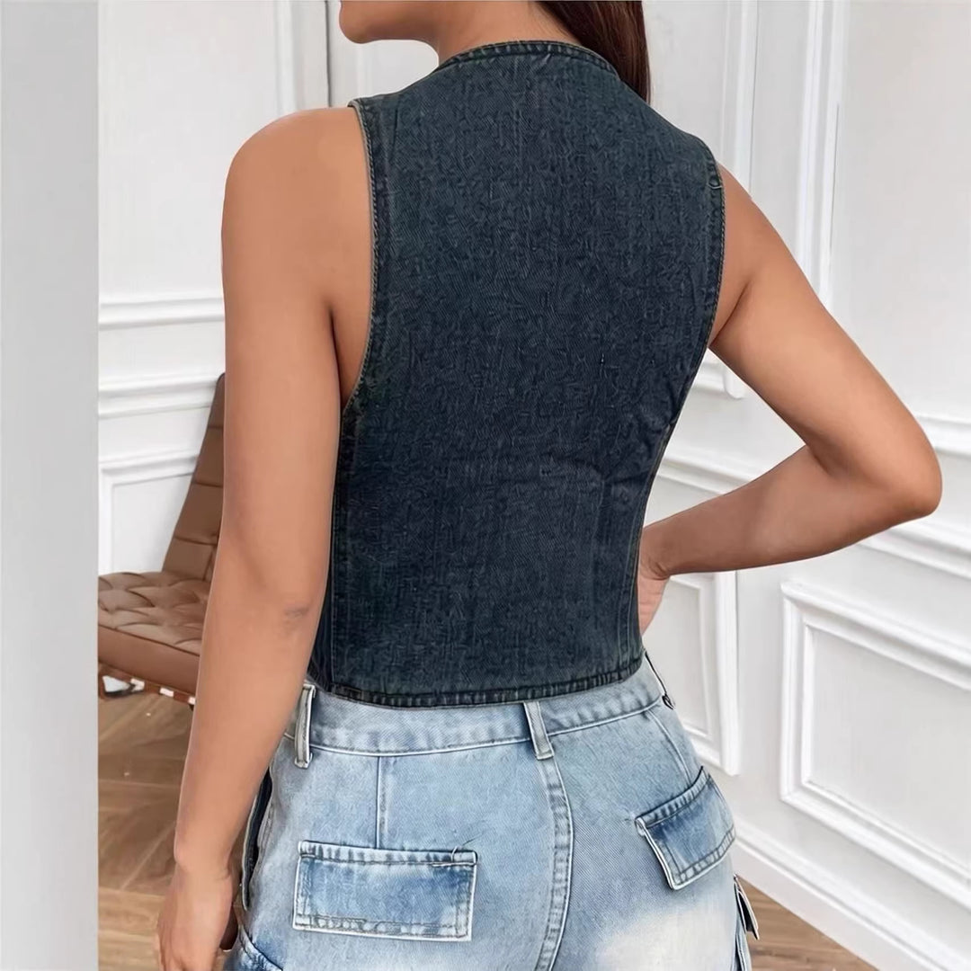 Dame ermeløs denimvest med påsydde lommer og dyp V-hals Skjora