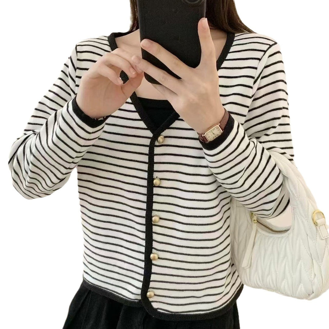 Dame stripete cardigan med elegante knapper og moderne V-hals
