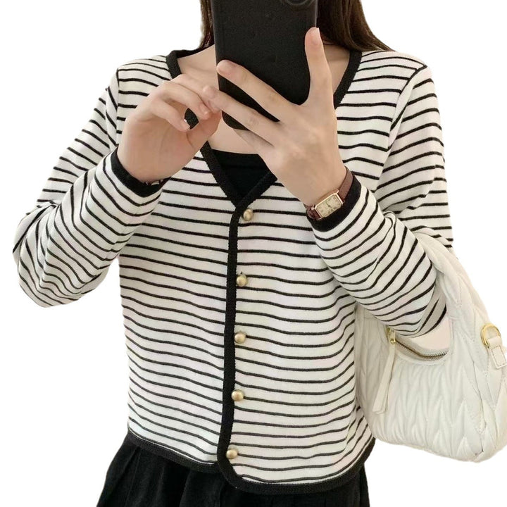Dame stripete cardigan med elegante knapper og moderne V-hals