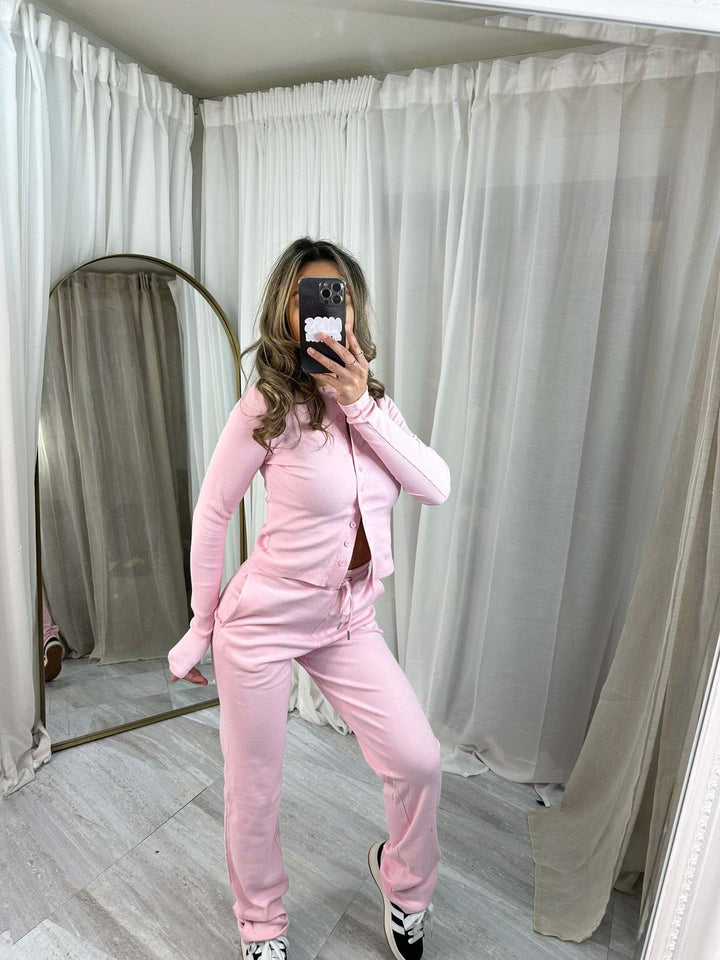 Kvinnens koselige strikkedress med knappdetaljer og elegant design Skjora