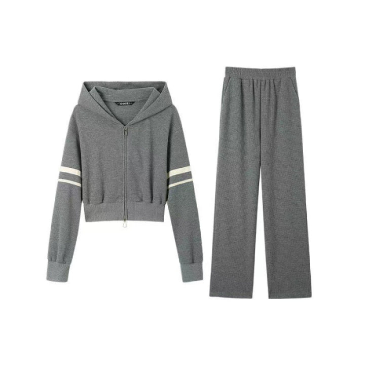 Kvinne sporty hettegenser og joggebukse sett med sporty glidelås og bred passform Skjora