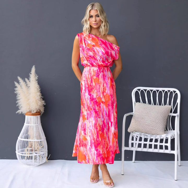 Kvinne maxi kjole med asymmetrisk design og flytende stoff