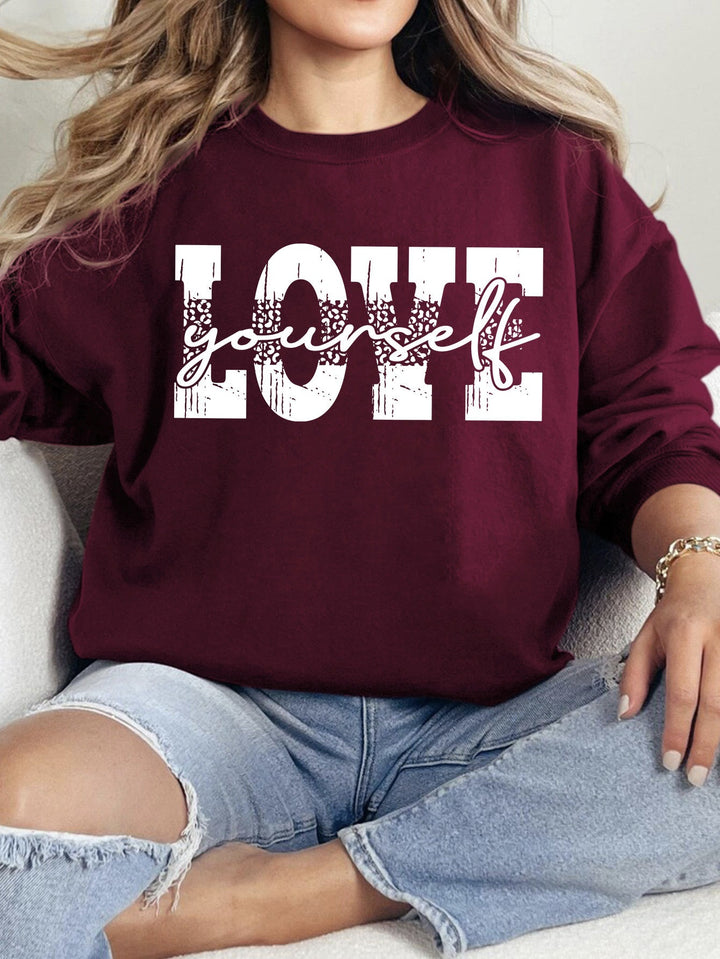 Kvinne genser med kreativ LOVE lettering og avslappet passform Skjora