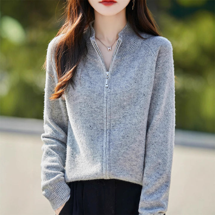 Dame cardigan med høyhalset glidelås og koselig materiale Skjora