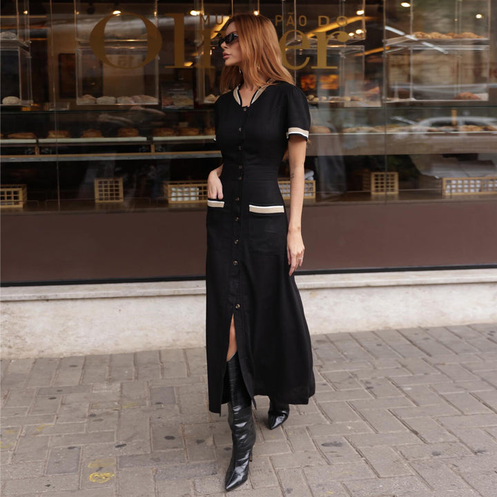 Kvinne maxi kjole med elegant knappestolpe og sideslitt