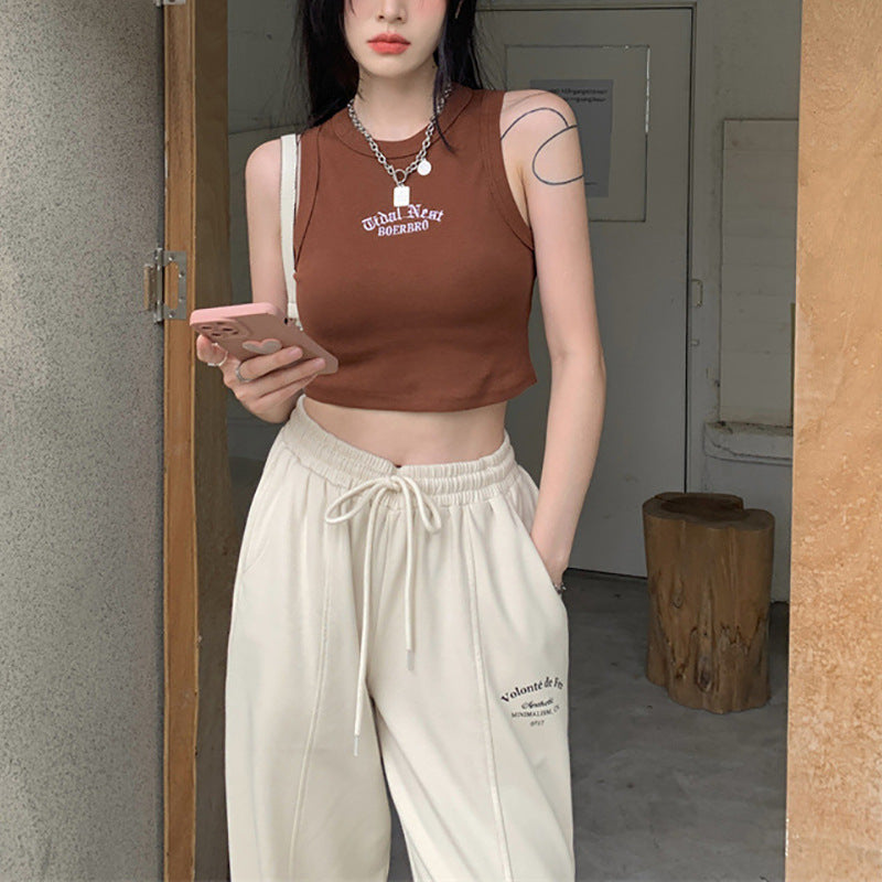 Kvinne Crop Top med Høy Krage og Diskret Logo Skjora