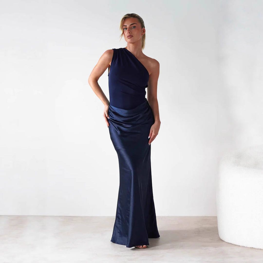 Kjole til kvinner med asymmetrisk snitt og elegant draperingsdesign