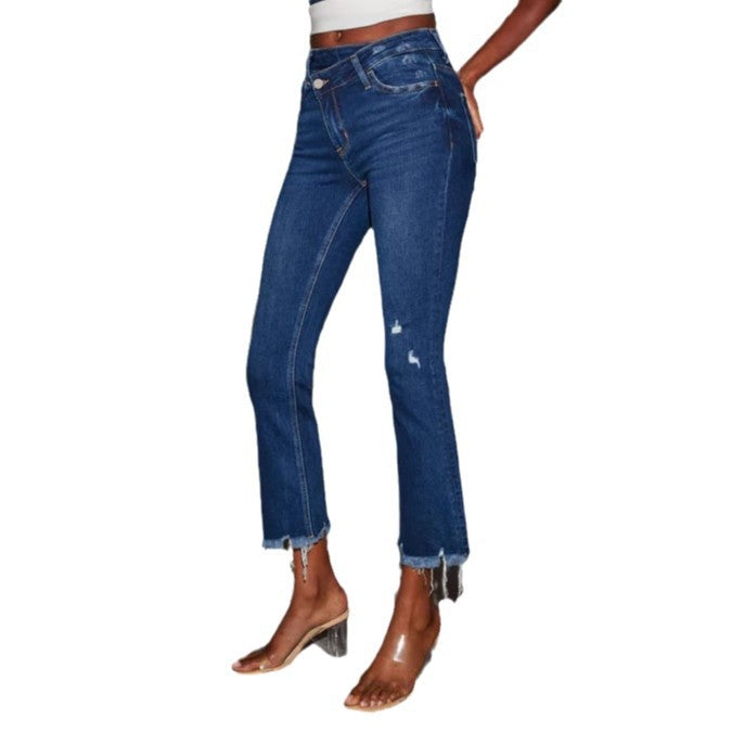 Kvinnelige utsvingte jeans med trendy ødelagte detaljer og frynsete kanter