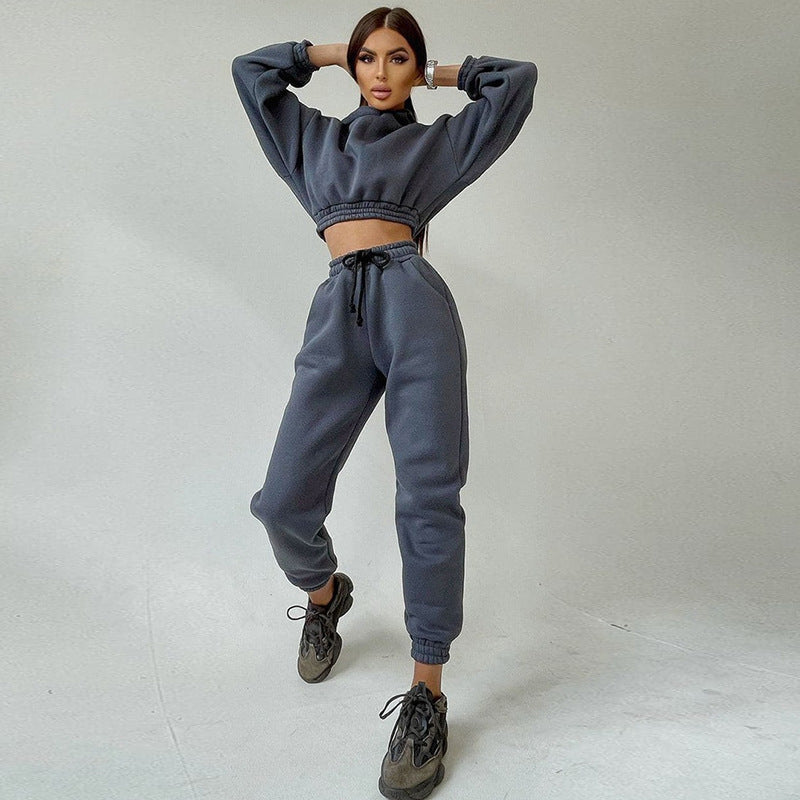 Kvinnelig sporty cropped sweat-set med elastisk midjebånd og praktiske lommer