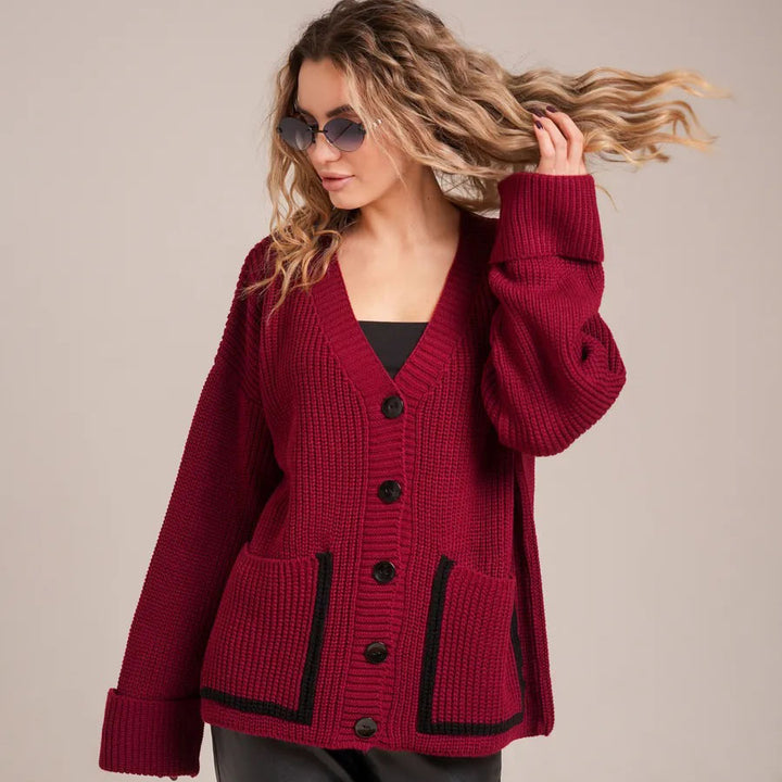 Kvinnens chunky strikket cardigan med praktiske lapp-lommer og elegant knappelukking Skjora
