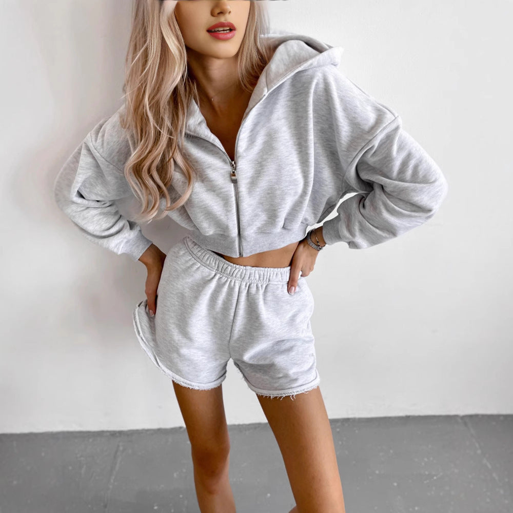 Kvinnelig cropped hettegenser og korte shorts i avslappet design Skjora
