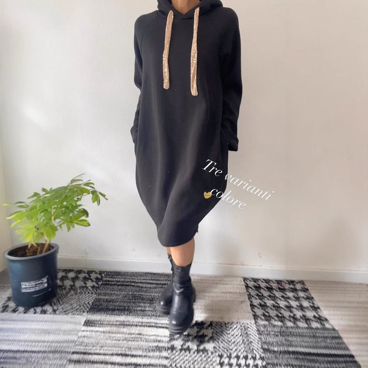 Dame hoodie kjole i en avslappet oversized stil med glitrende detaljer Skjora
