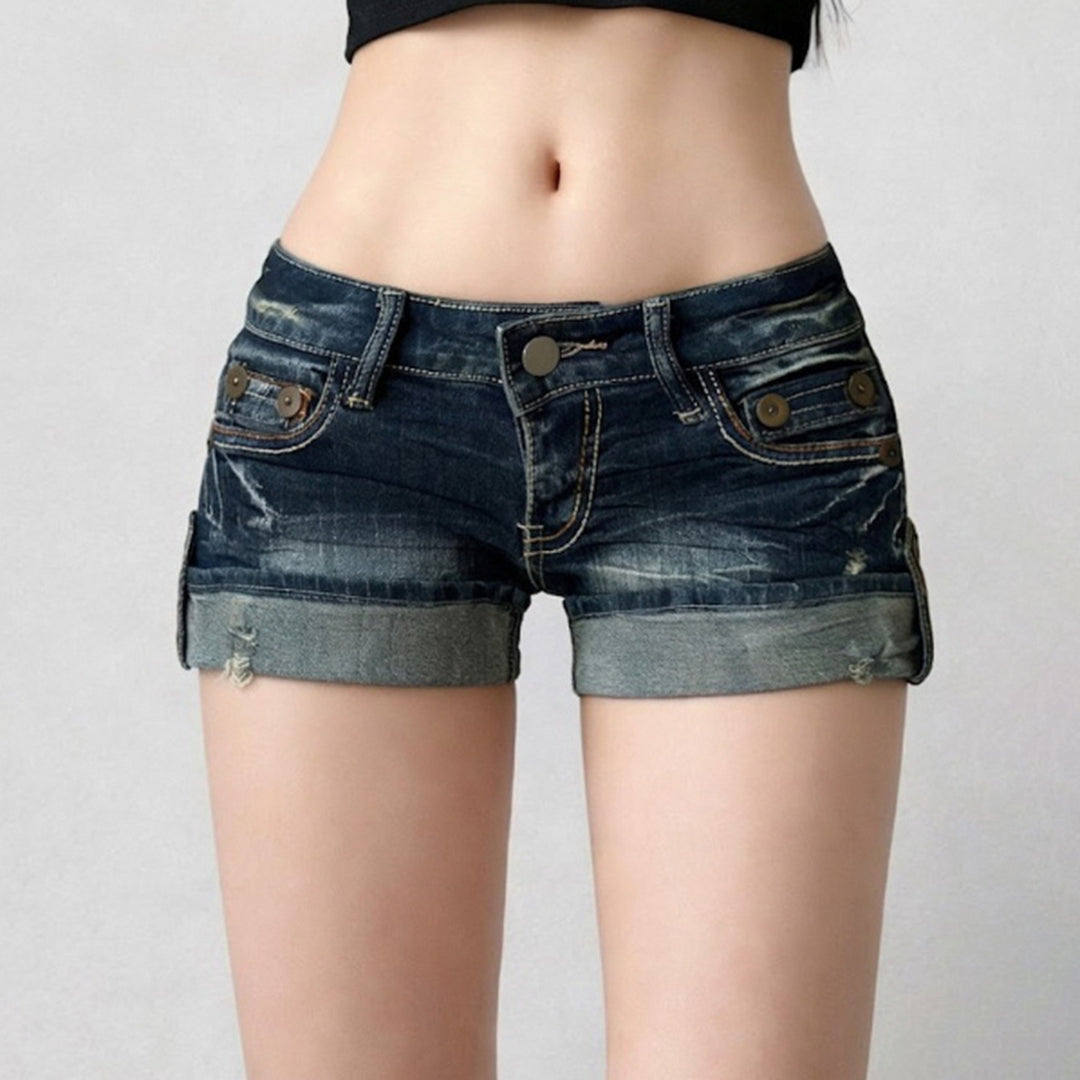 Dame uformelle denimshorts med stilige slitte detaljer og oppbrettede kanter Skjora