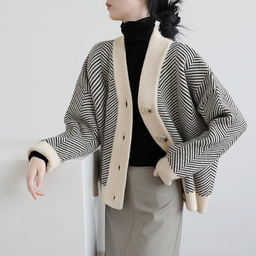 Damer moteriktig cardigan med sikksakkmønster og elegante knapper Skjora