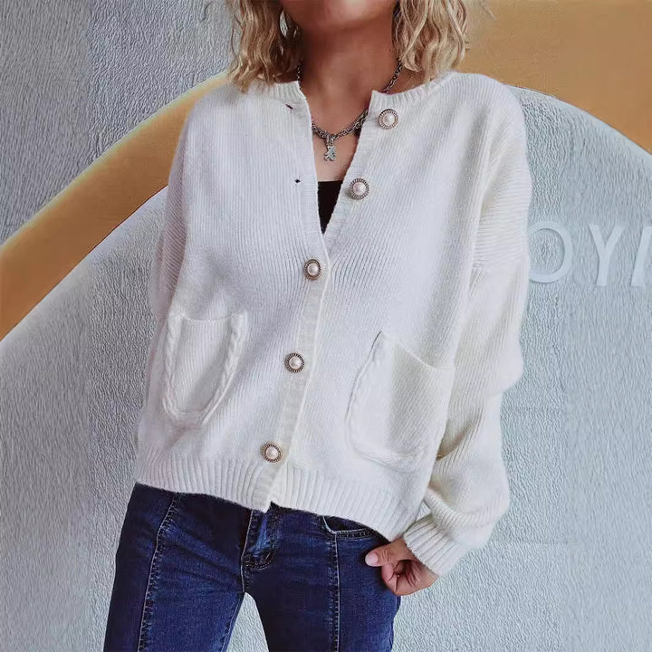 Kvinnens koselige cardigan med perleknapper og lommer Skjora