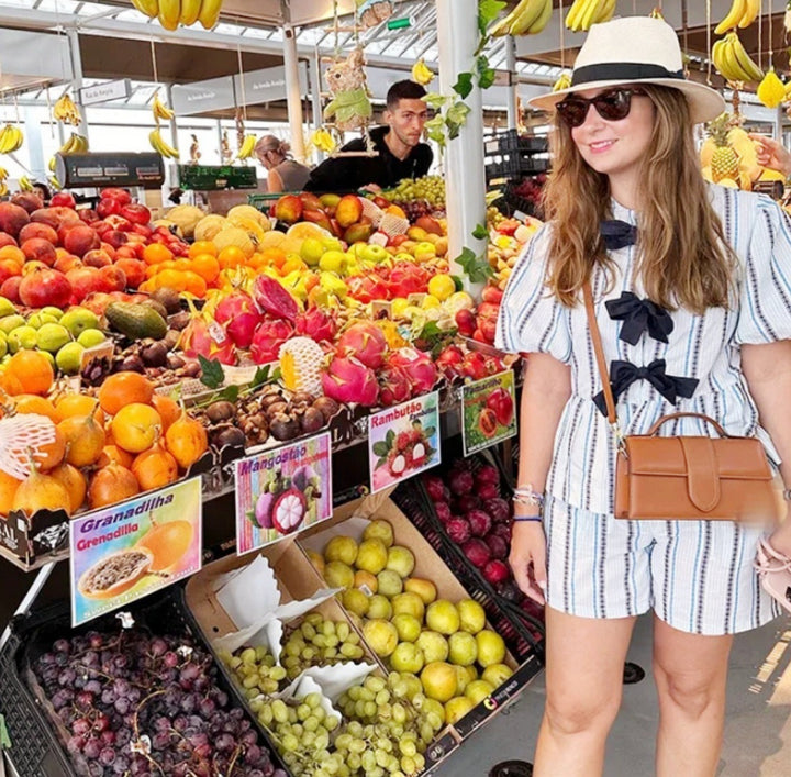 Kvinne fritidsett med stripet topp og shorts i en avslappet look