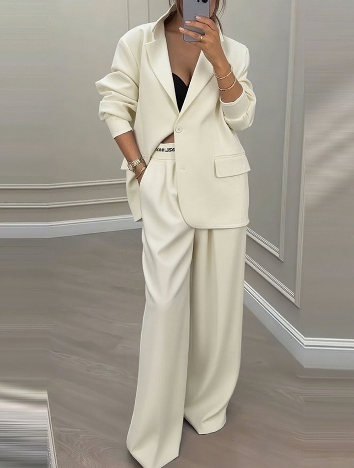 Kvinnelig elegant blazer og bukse sett med bred kutt og moderne design Skjora