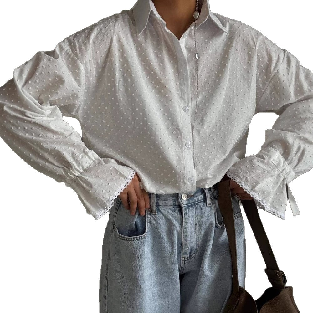 Kvinnebluse topp med elegante volangdetaljer og fin tekstur Skjora