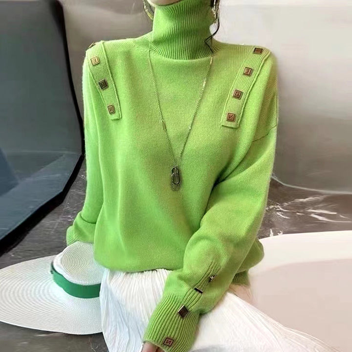 Dames fashionable turtleneck genser med dekorative knappe detaljer Skjora