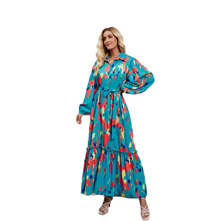 Kvinne maxi kjole med fargerik blomsterdesign og elegant midjebelte