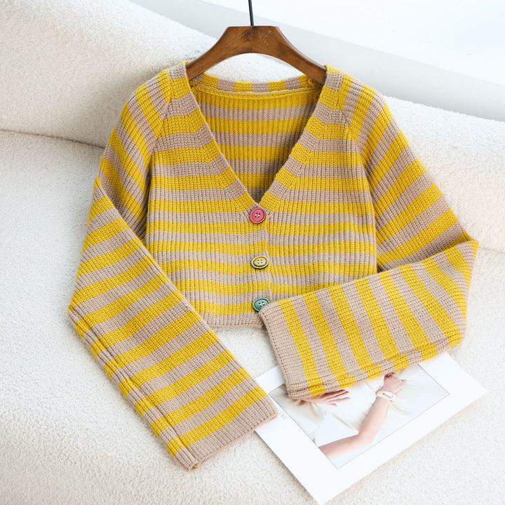 Kvinne kort cardigan med fargerike knappdetaljer og moderne design Skjora