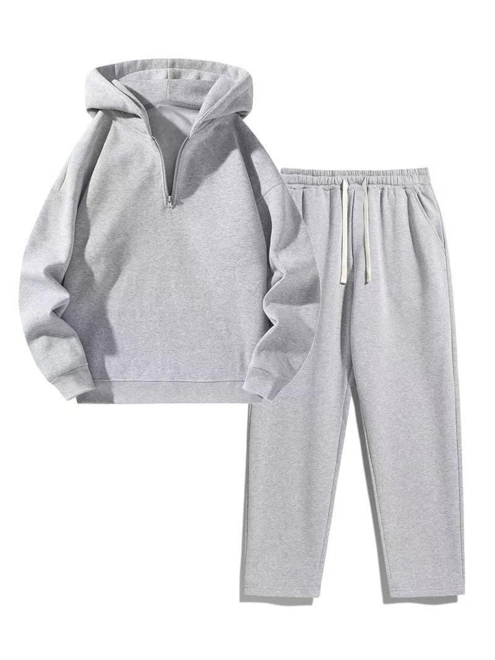 Kvinnens sporty hettegenser sett med praktisk zip jakke og komfortable joggebukser Skjora