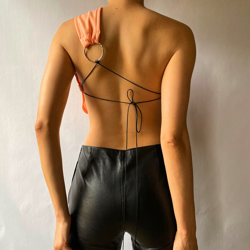 Dame asymmetrisk stroppet skjorte med elegant ringdetalj Skjora