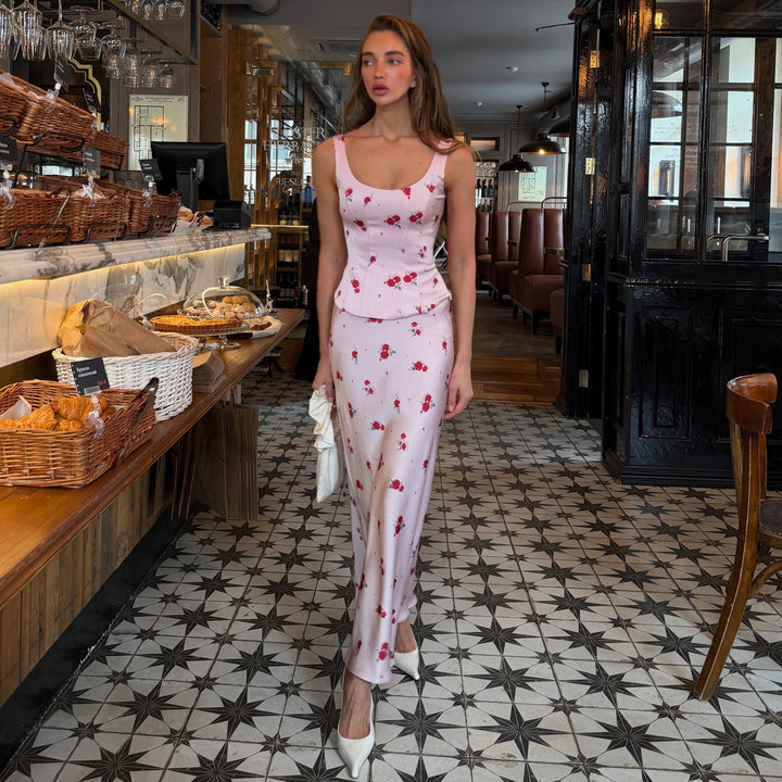 Kvinnenes elegante maxi kjole med delikate blomsterutskrifter og tettsittende snitt