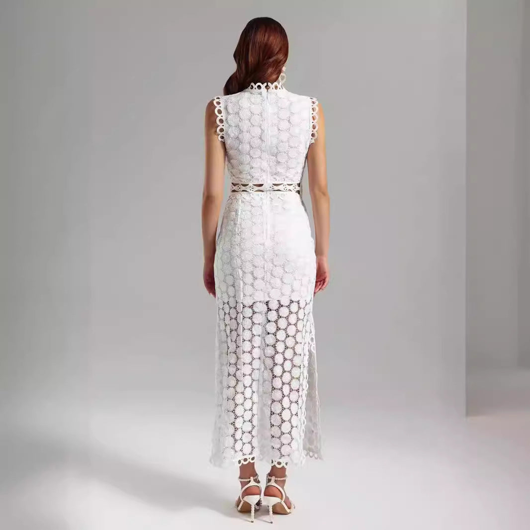 Kvinnes Elegant Blonde Maxi Kjole med Gjennomsiktige Innlegg og Dekorative Volanger Detaljer