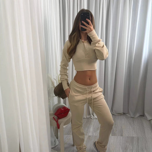 Kvinnens mønstrede loungewear-sett med kort topp og komfortable joggebukser Skjora