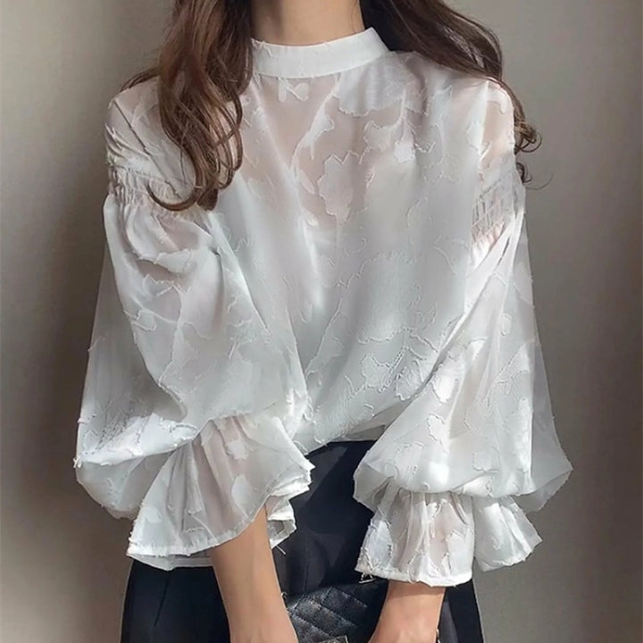 Elegant kvinnebluse med blomstermønster og volumøse ermer Skjora